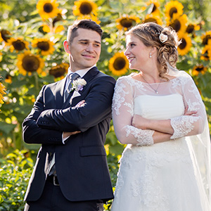 Brautpaar im Sonnenblumenfeld